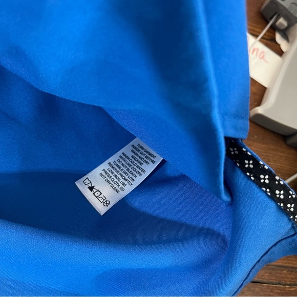 Bruin scrubs Blue V-Neck Scrub Top medium - Picture 5 of 5